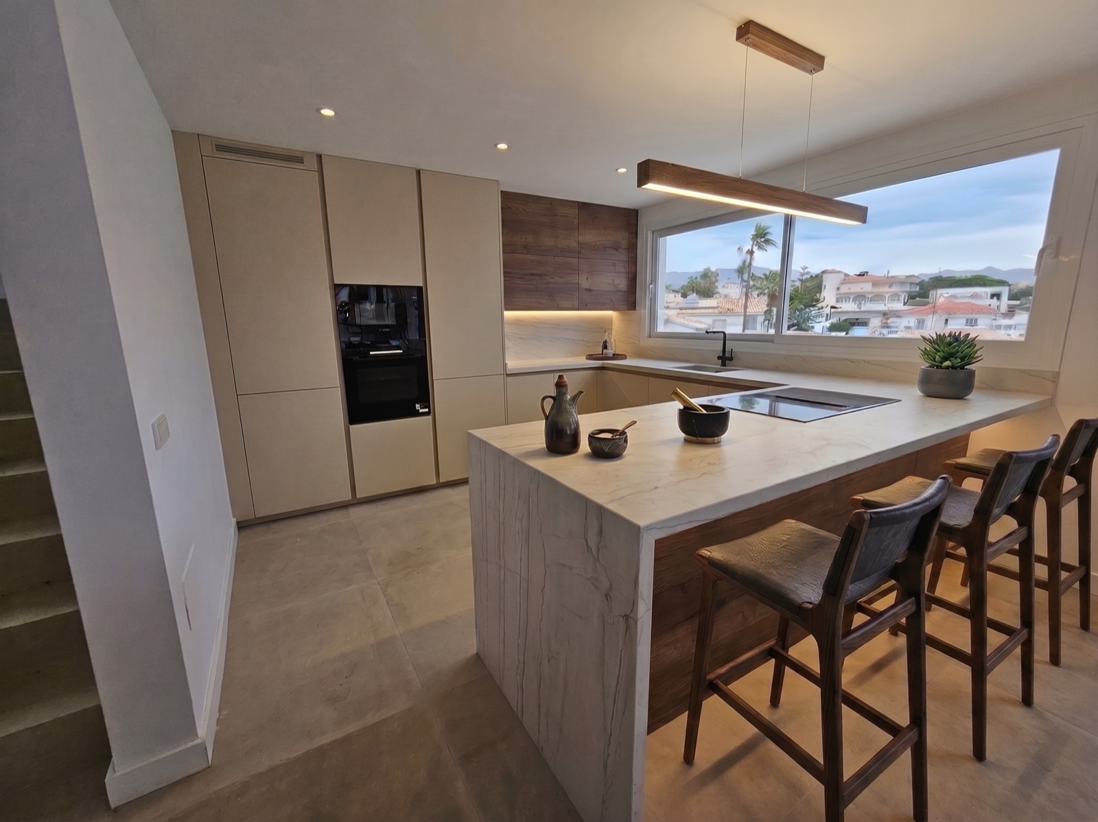 Cocina con isla y barra con taburetes