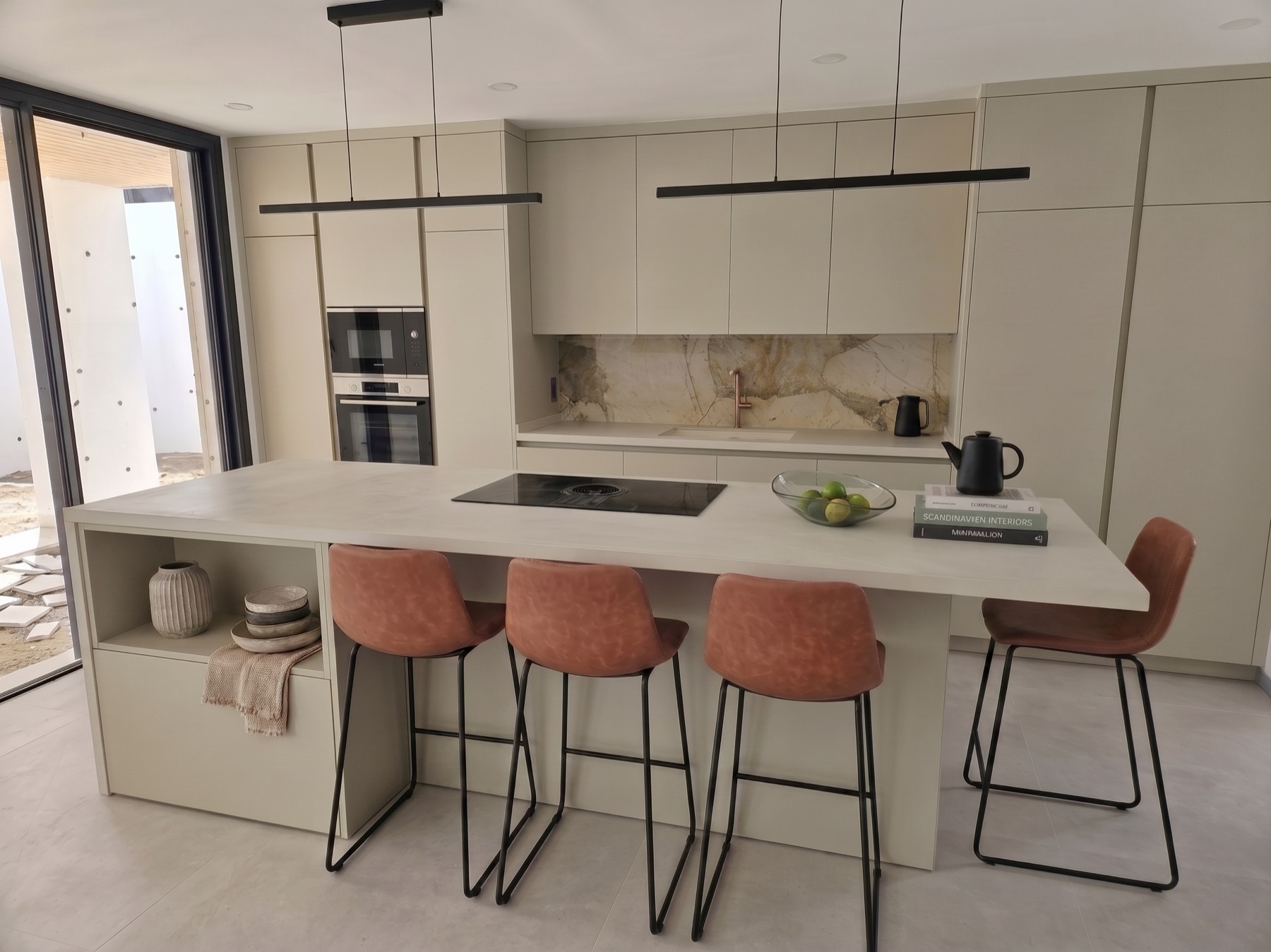 Cocina con isla y taburetes de terciopelo