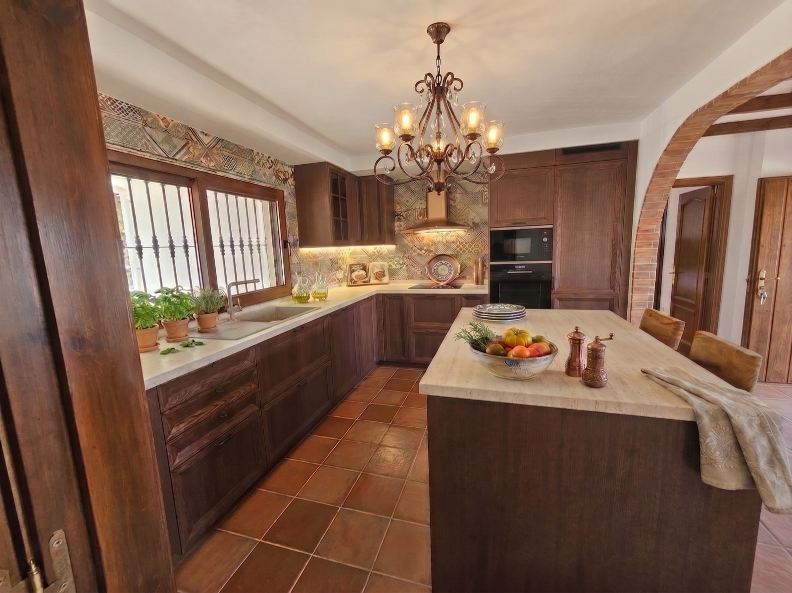 Cocina rústica en madera con isla